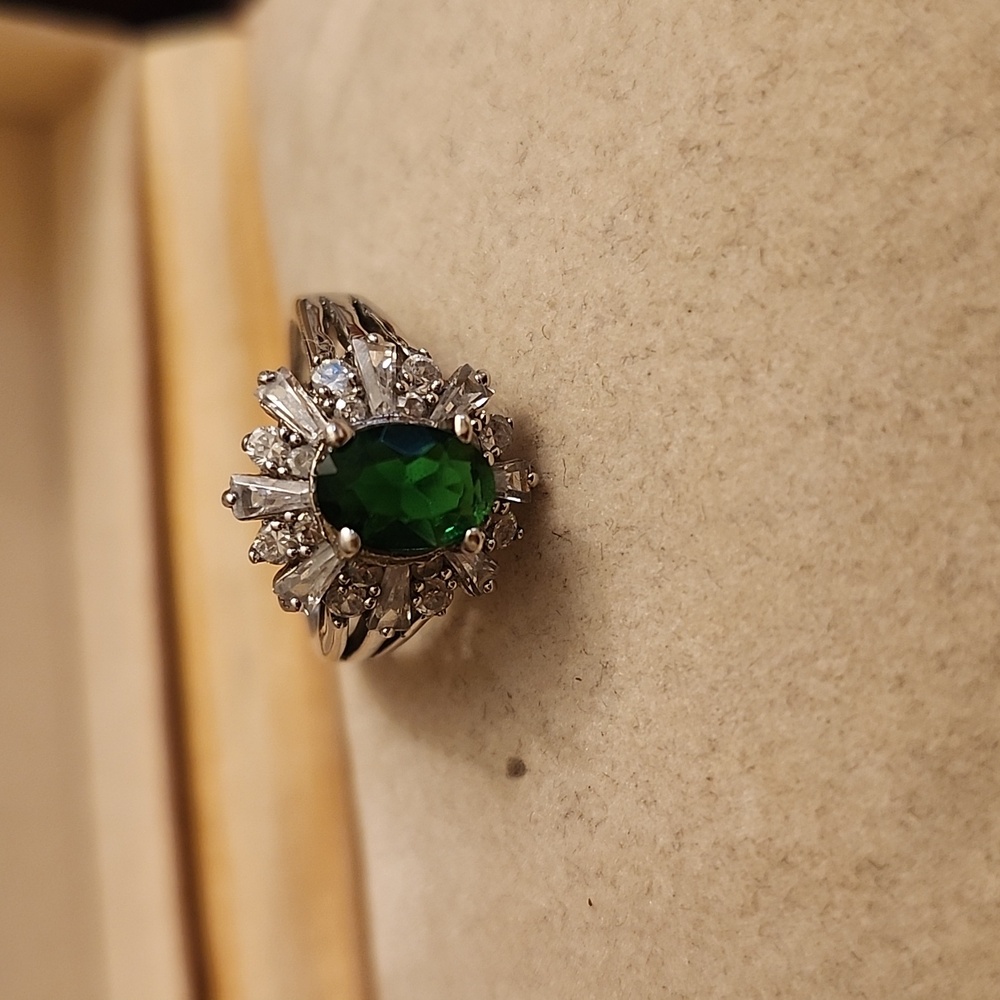 Elegant Green and Silver Women's Ring